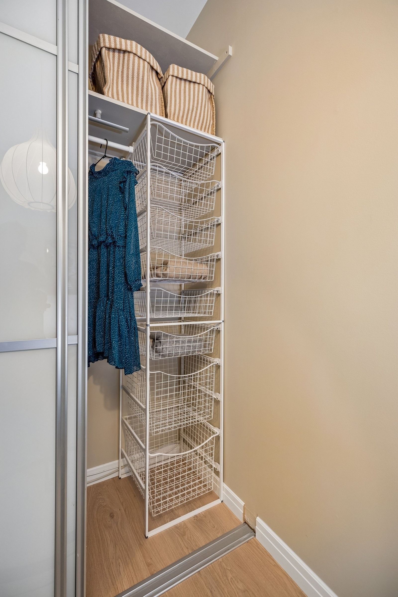 Stor skyvedørsgarderobe gir svært gode oppbevaringsmuligheter. Takhøyde på nesten 3m. Galleribilde