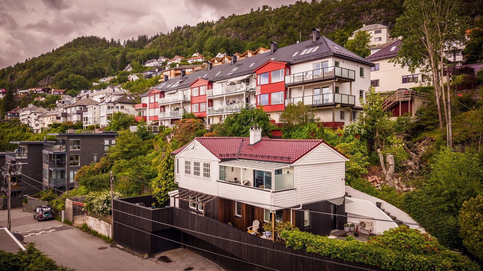 Her kan du nyte livet fra en lekker enebolig med eventyrlig utsikt! Galleribilde