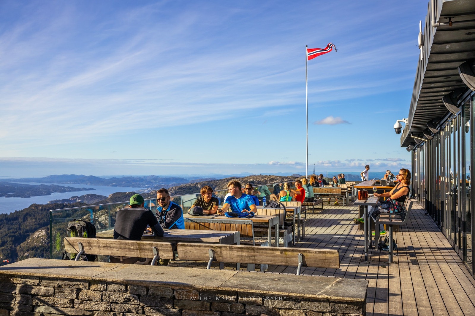 Ulriken har også en meget hyggelig uteservering og en kvalitets restaurant Galleribilde