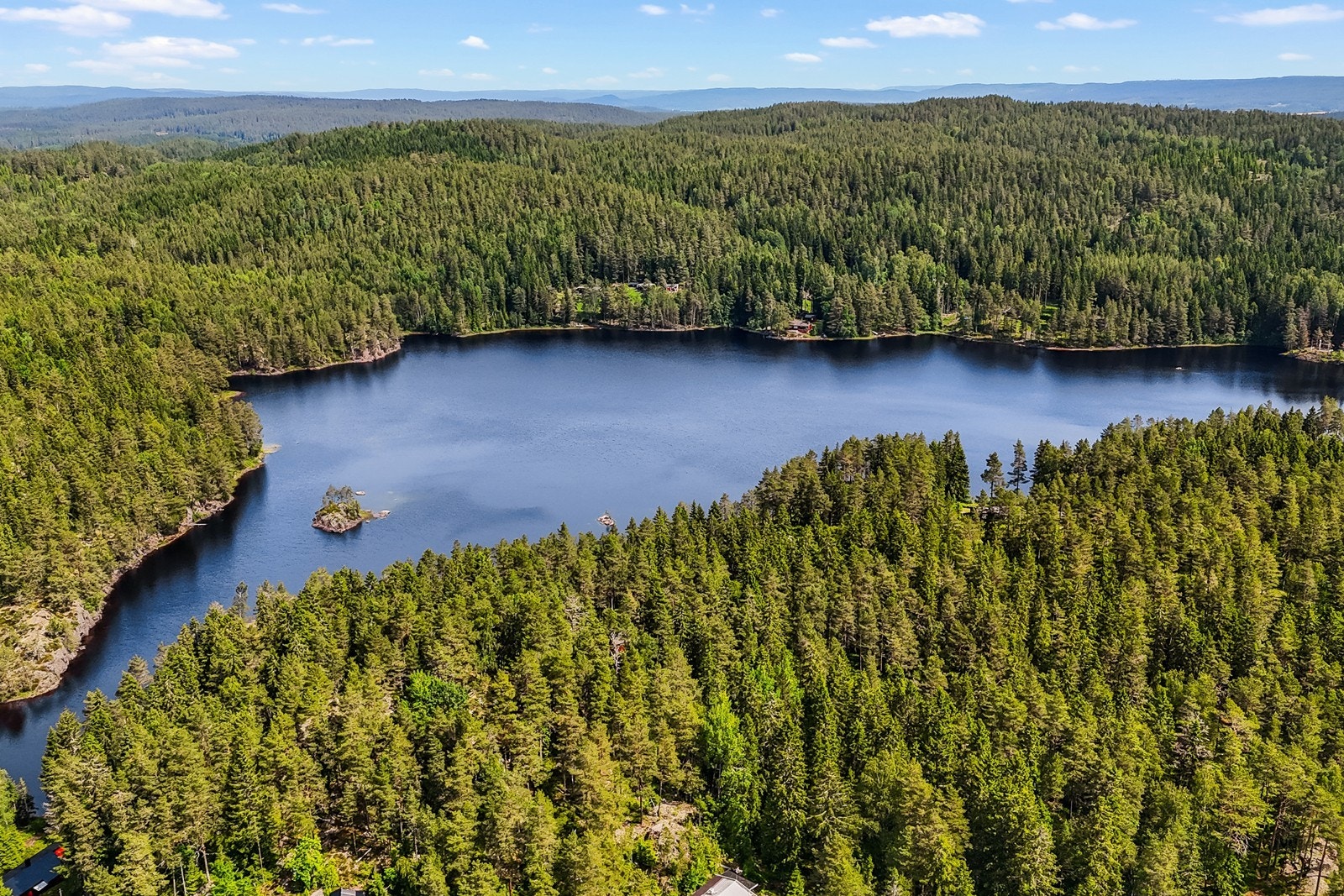 Hytta er lokalisert cirka midt på Stiklatjern Galleribilde