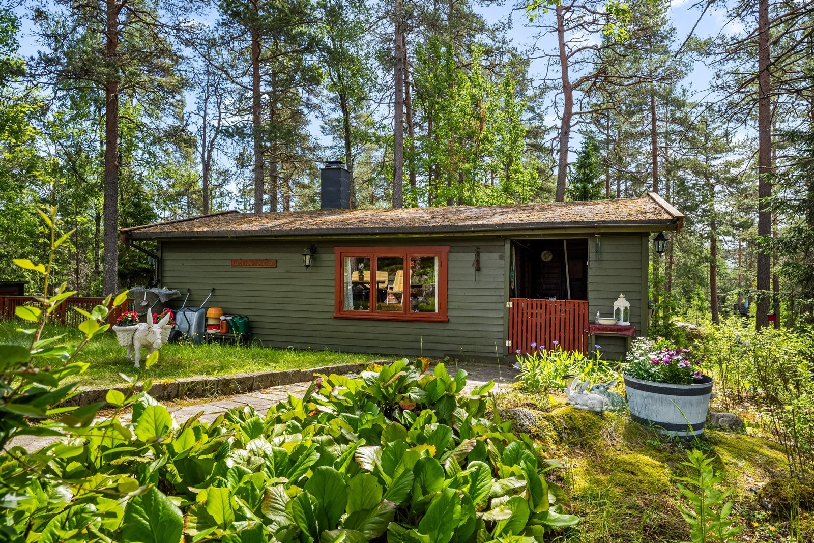 Ludvigtoppen ligger idyllisk til på toppen av åsen ved Stiklatjern Galleribilde