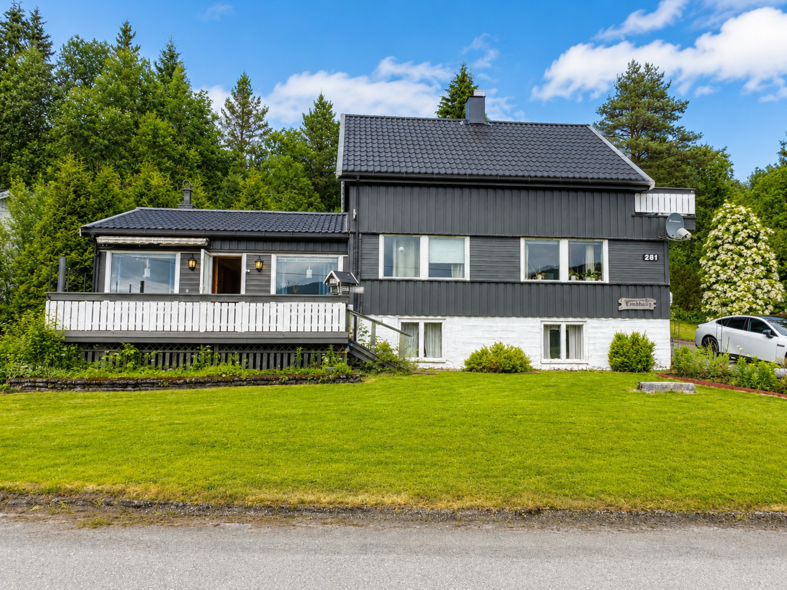 Opparbeidet tomt med innkjørsel og oppstillingsplass på egen grunn. Enkel adkomst fra vei og gode parkeringsmuligheter. Galleribilde