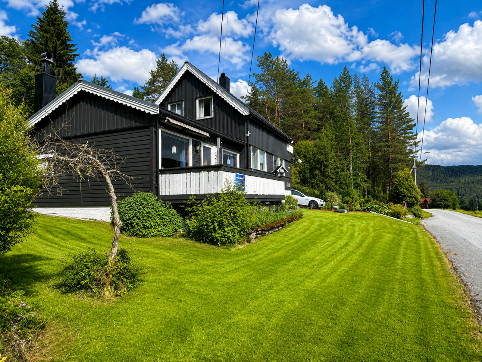 Enebolig oppført i 1933 med tilbygg fra 1965 (peisestue) og 1995 (bad). Boligen går over tre plan og står på eiertomt på ca. 873 m². Galleribilde