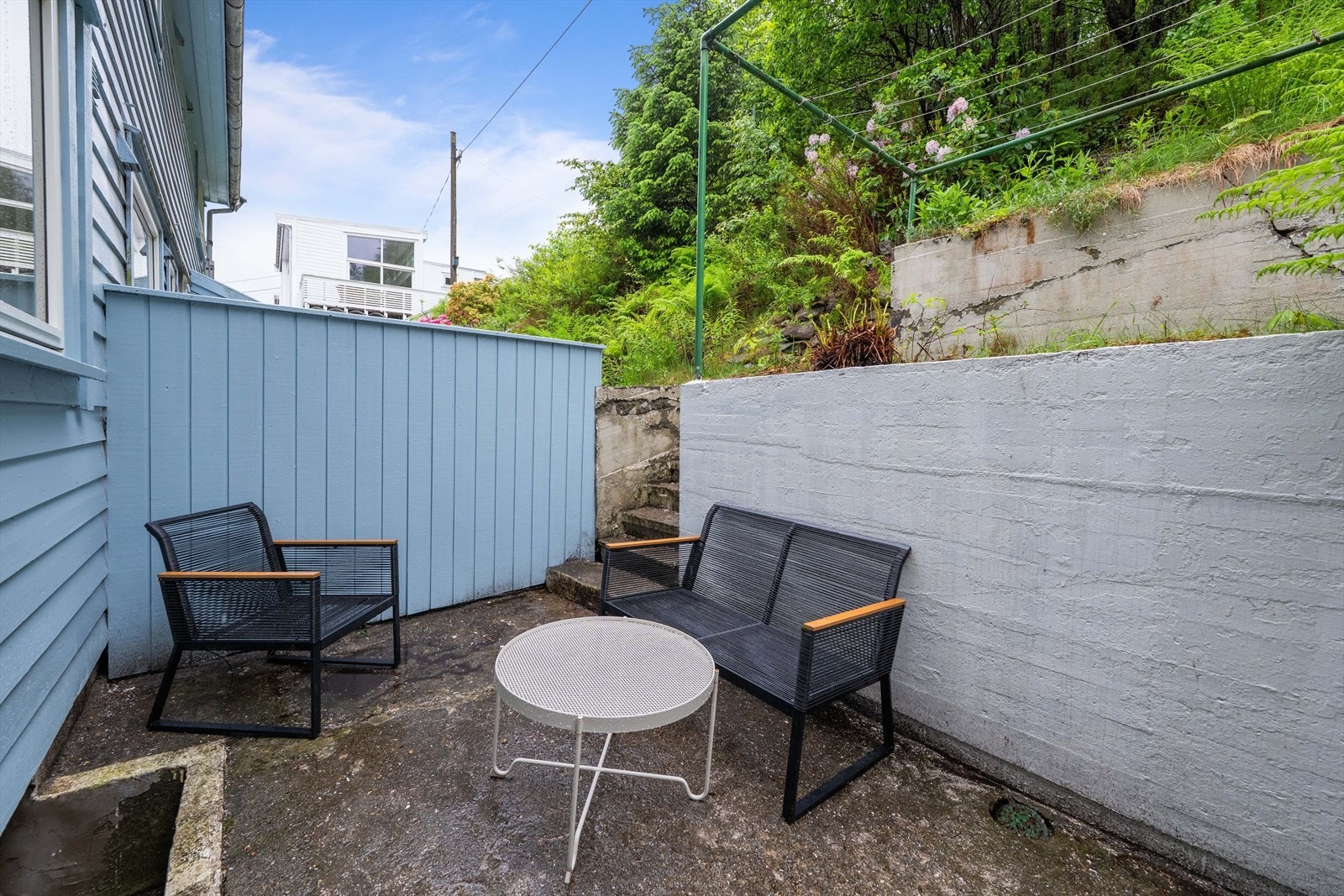 På baksiden av huset er det en skjermet uteplass med adkomst fra kjøkkenet. Galleribilde
