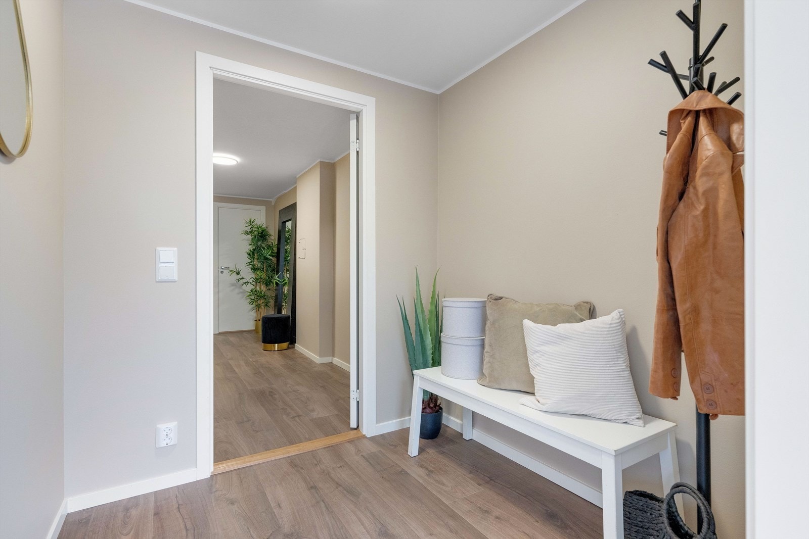 Entréen gir et godt førsteinntrykk og har plass til oppheng av yttertøy. Galleribilde
