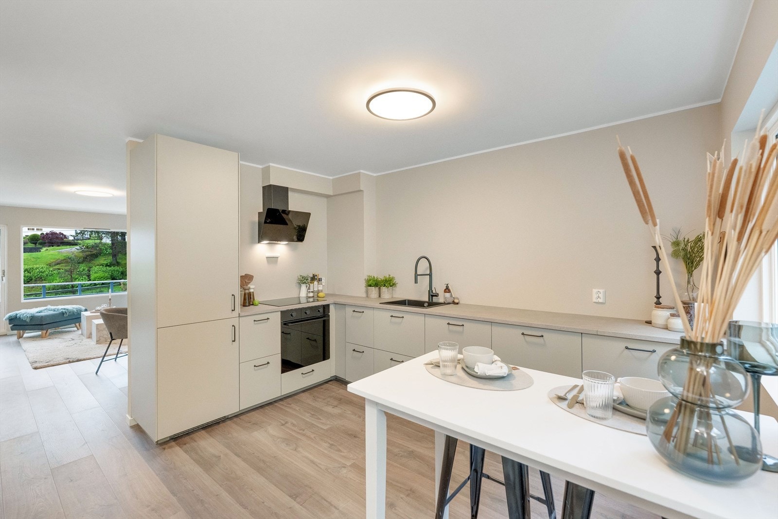 Innredningen har glatte fronter, laminatbenkeplate og er utstyrt med platetopp, stekeovn og oppvaskmaskin. Galleribilde