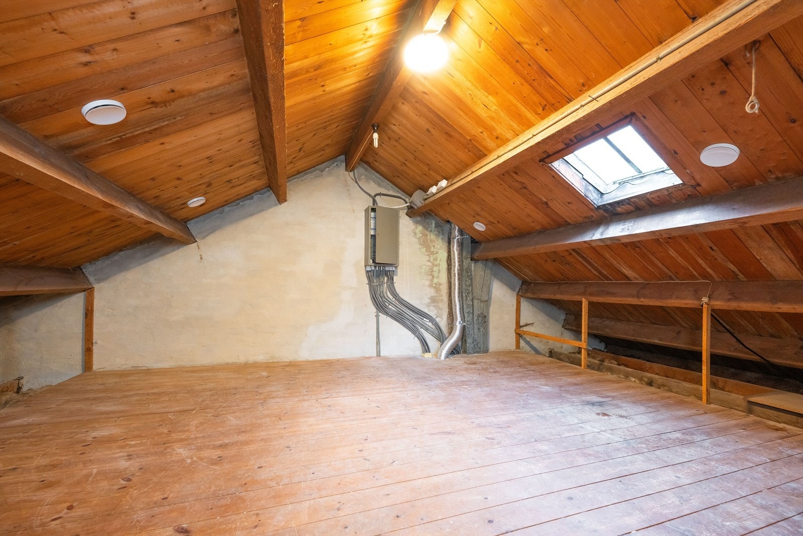 Loftet er et uinnredet kaldloft med rikelig lagringsplass. Sikringsskapet er plassert her. Galleribilde