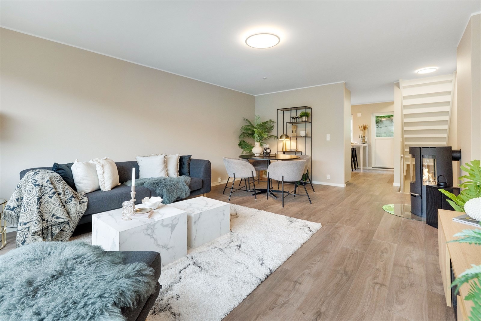 Den åpne løsningen i første etasje gir en sosial sone med plass til både sofagruppe og spisebord. Galleribilde
