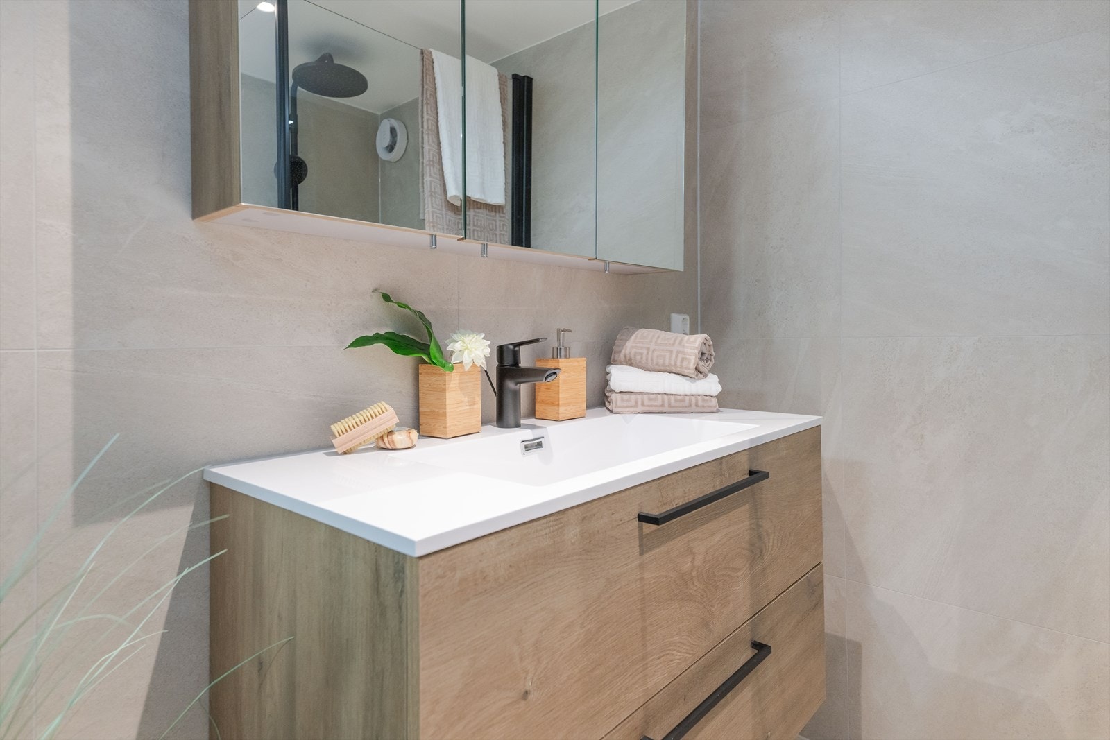 Badet i underetasjen ble bygget i 2026 og har flislagte overflater og gulvvarme. Galleribilde