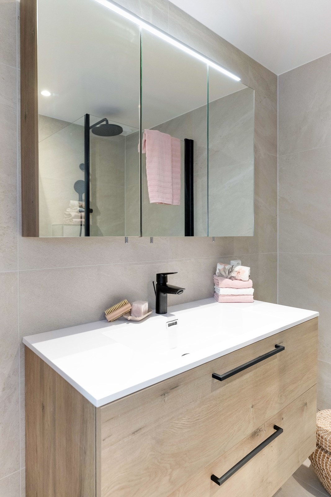 Badet har innredning med nedfelt servant, speilskap med belysning og downlights i taket. Galleribilde