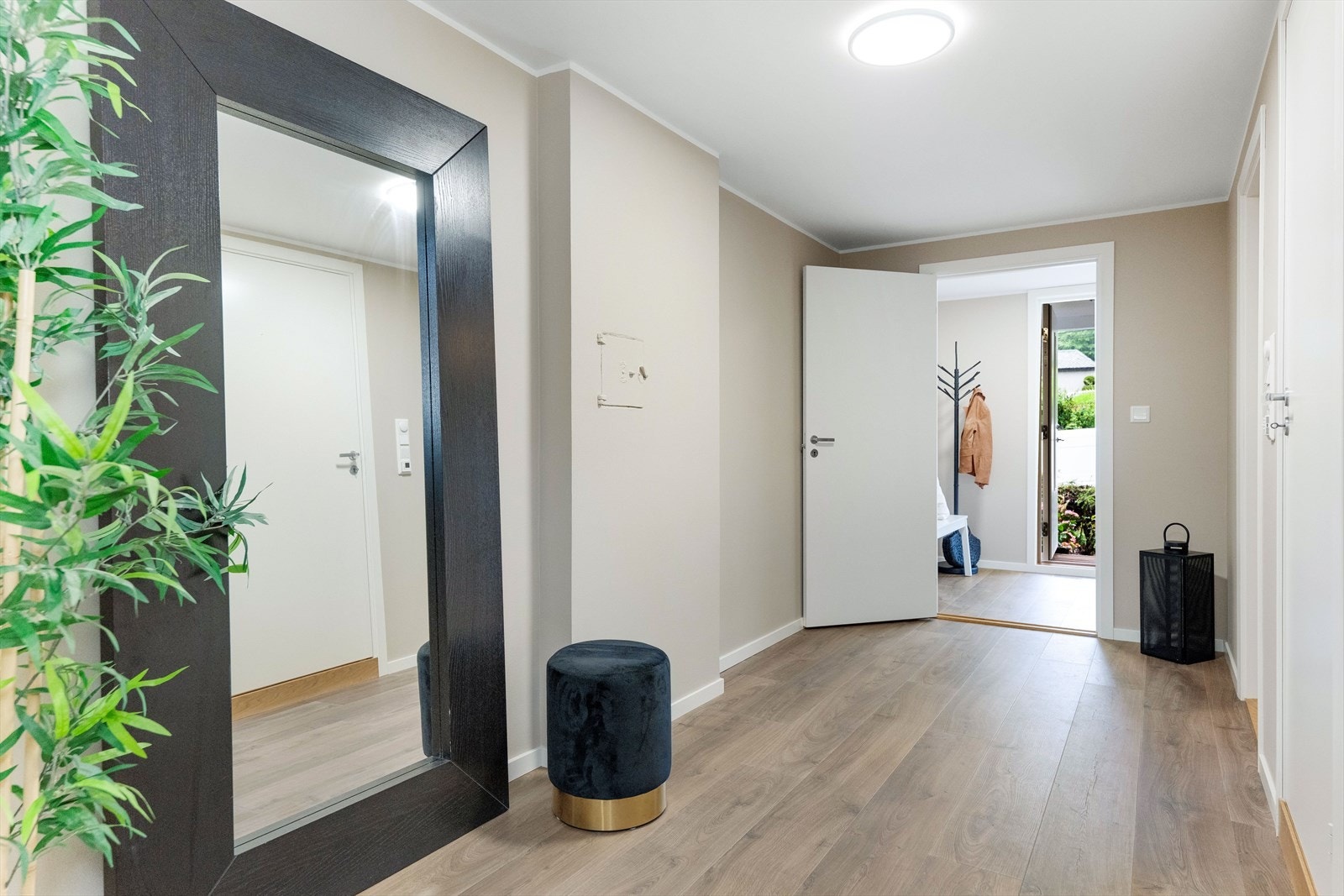 Hallen i underetasjen har gjennomgående laminatgulv og nymalte overflater, som i resten av boligen. Galleribilde