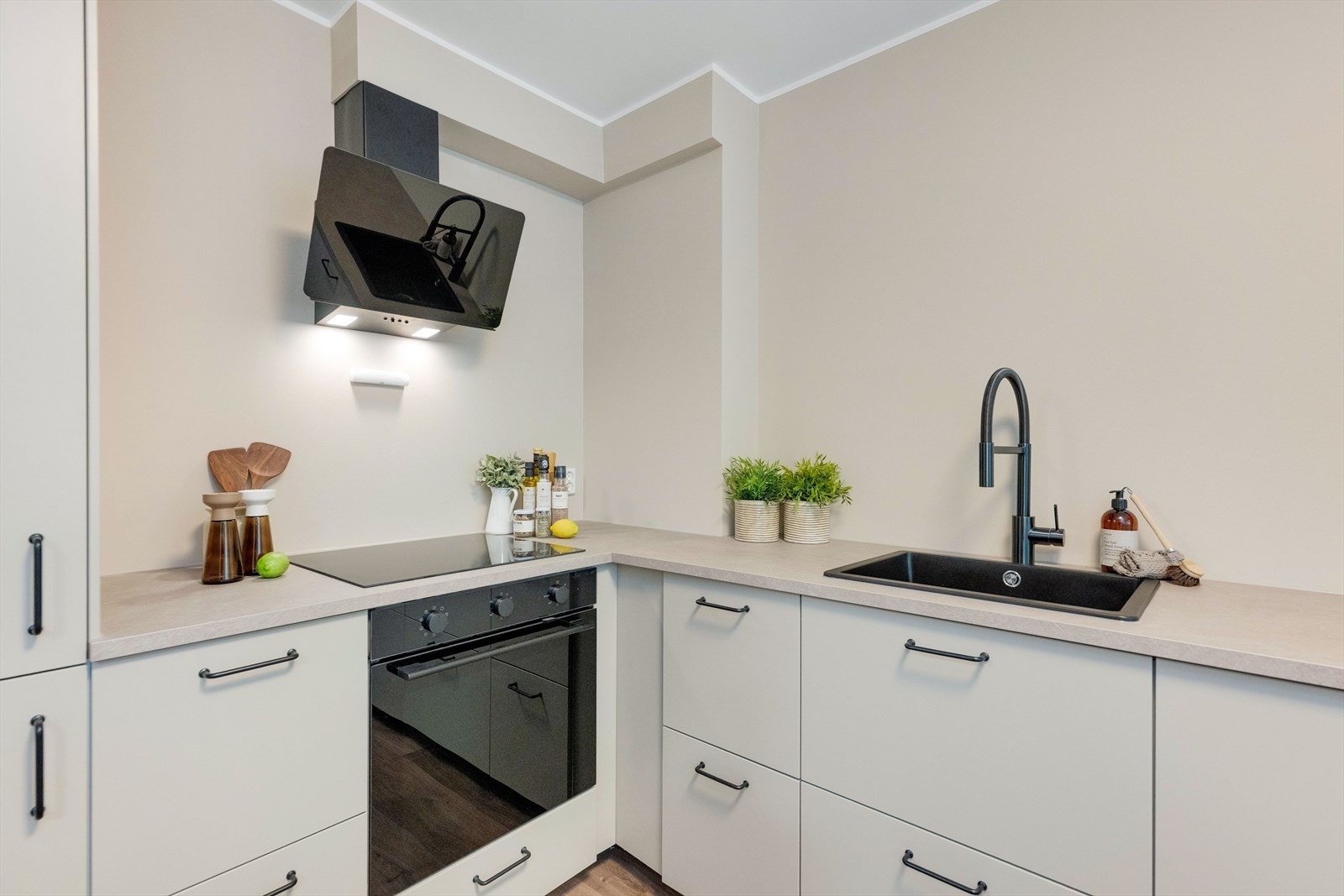 Kjøkkenventilator med avtrekk og komfyrvakt er montert for ekstra sikkerhet. Galleribilde