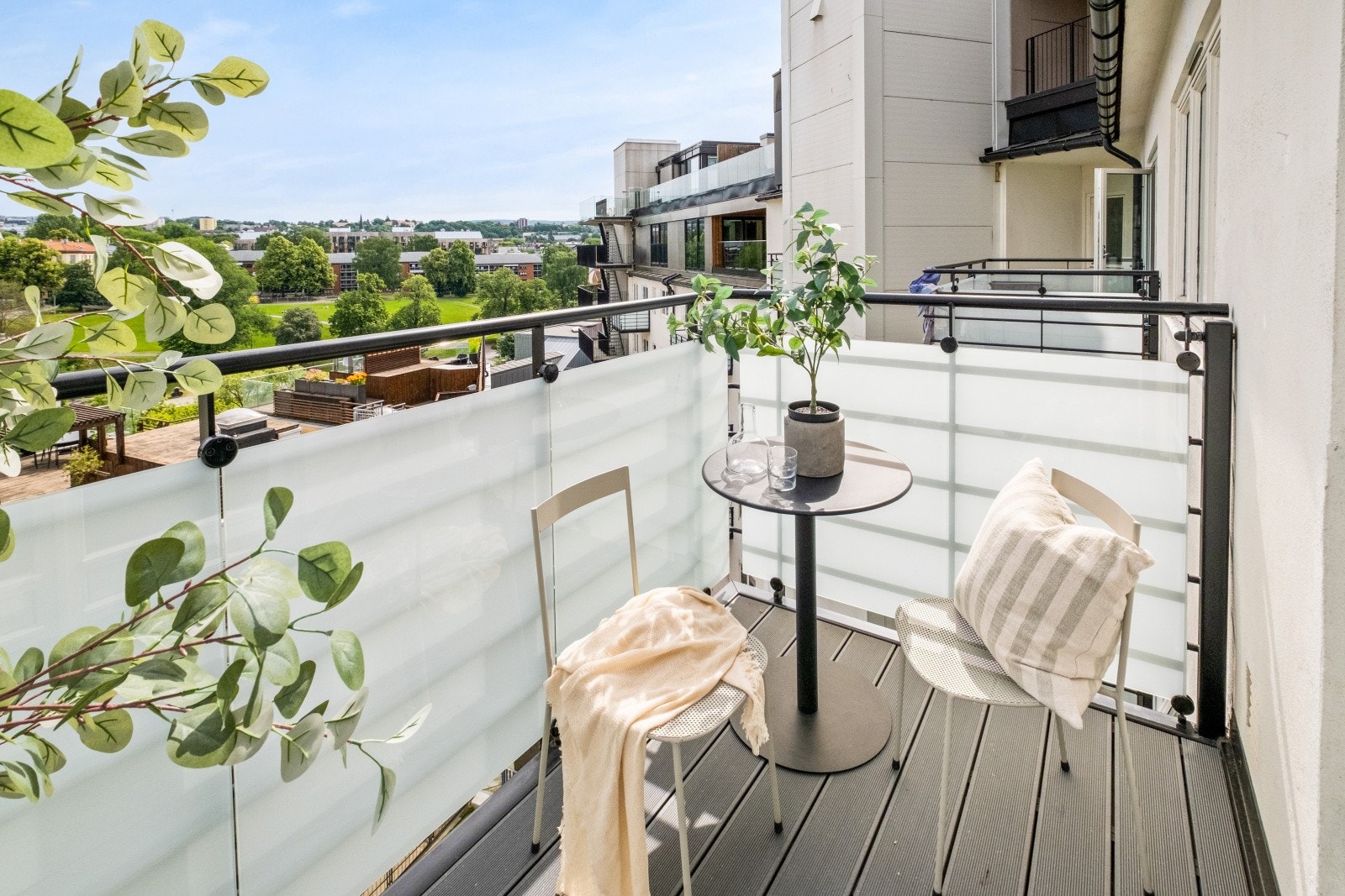 Det er god plass til utemøbler og grill. Galleribilde