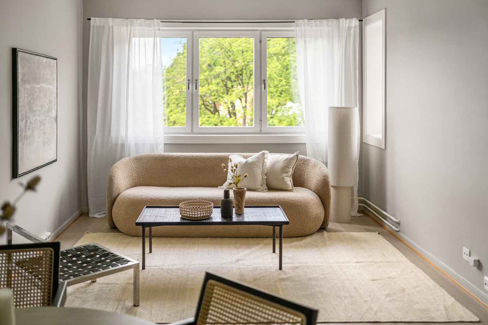 Romslig stue med god plass til sofa og spisebord. Galleribilde