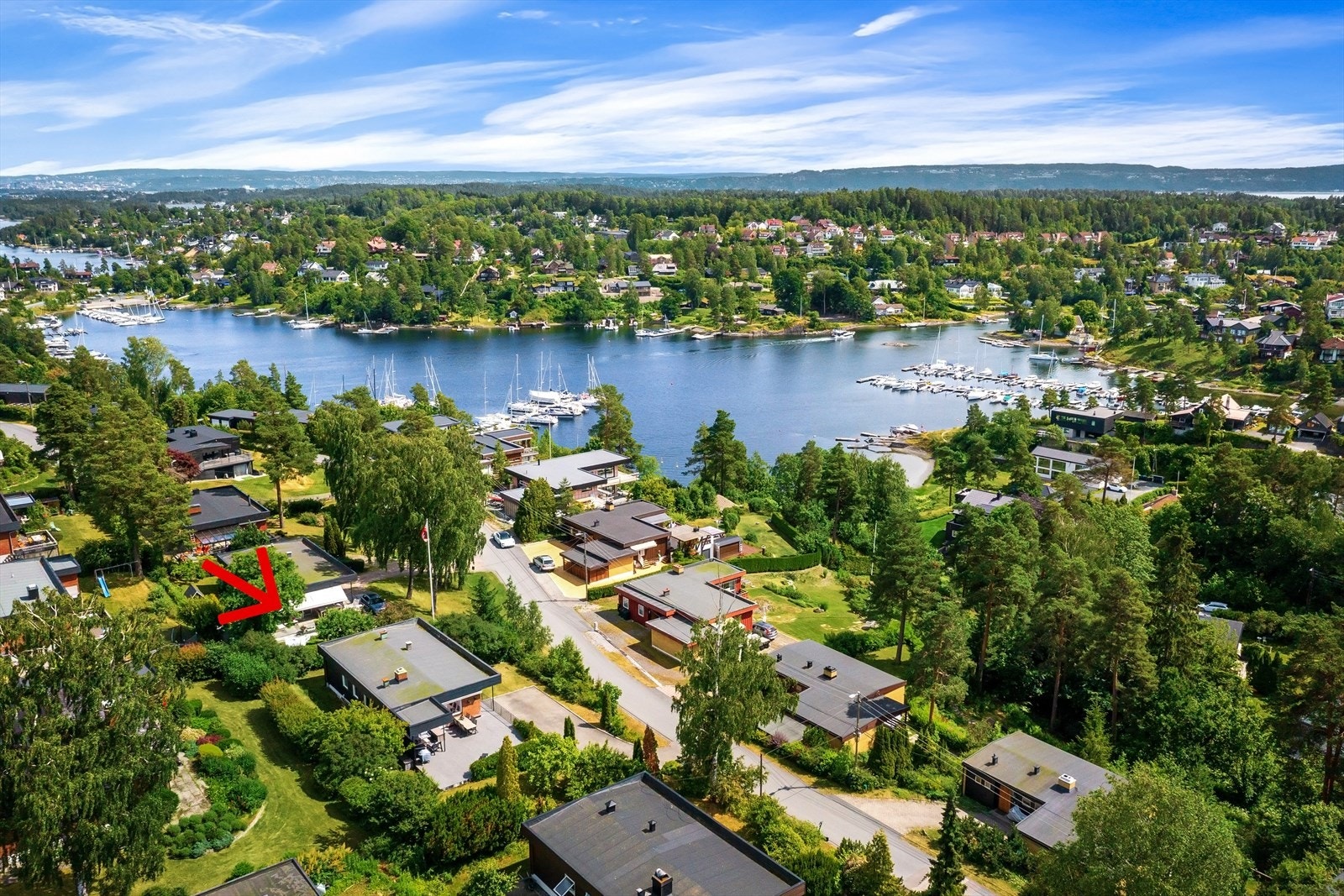 Fantastisk beliggenhet med ca. 200m ned til båtplass og strand Galleribilde