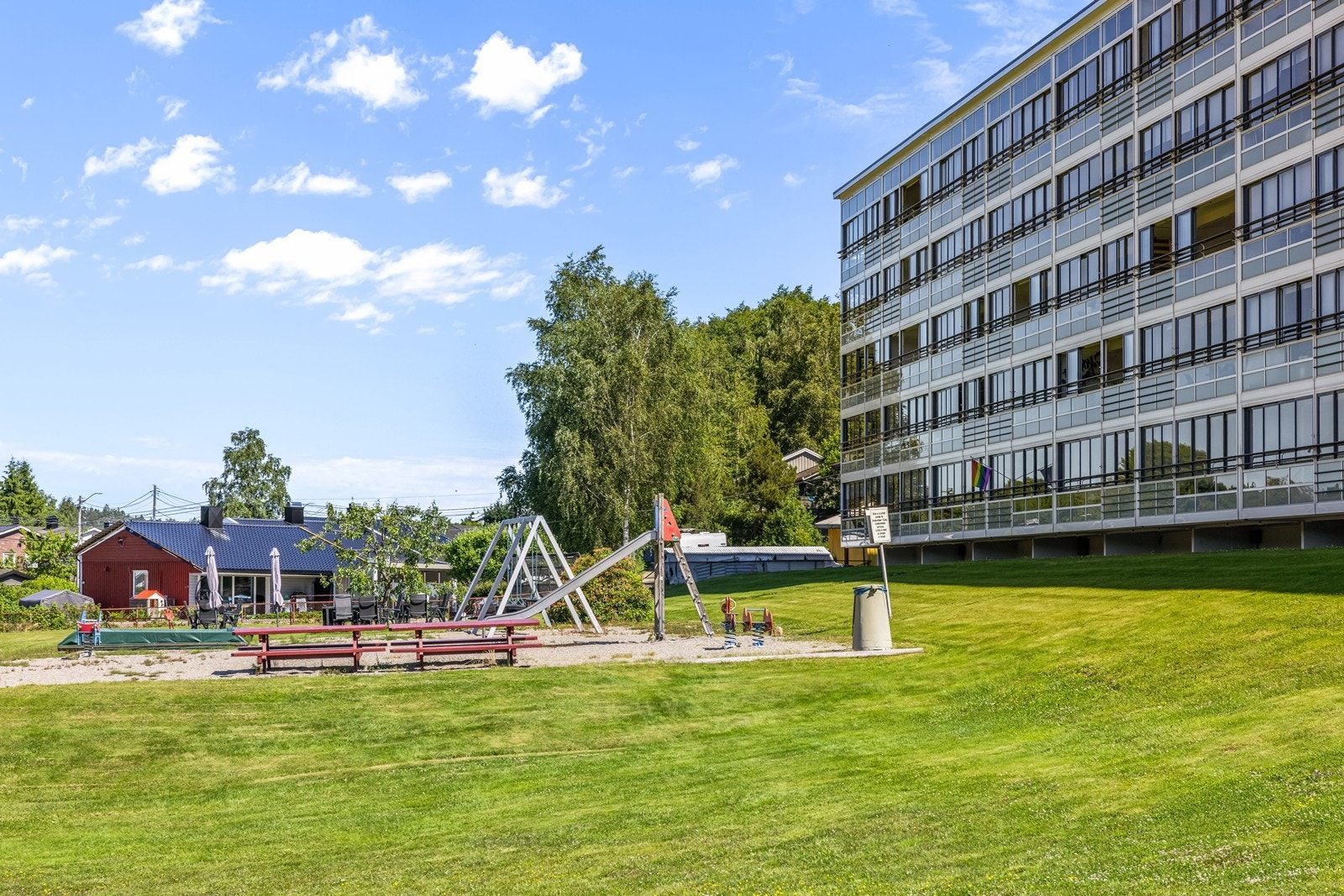 Lekeplassen ligger skjermet til på borettslagets fellesområde, trygt for de minste. Galleribilde