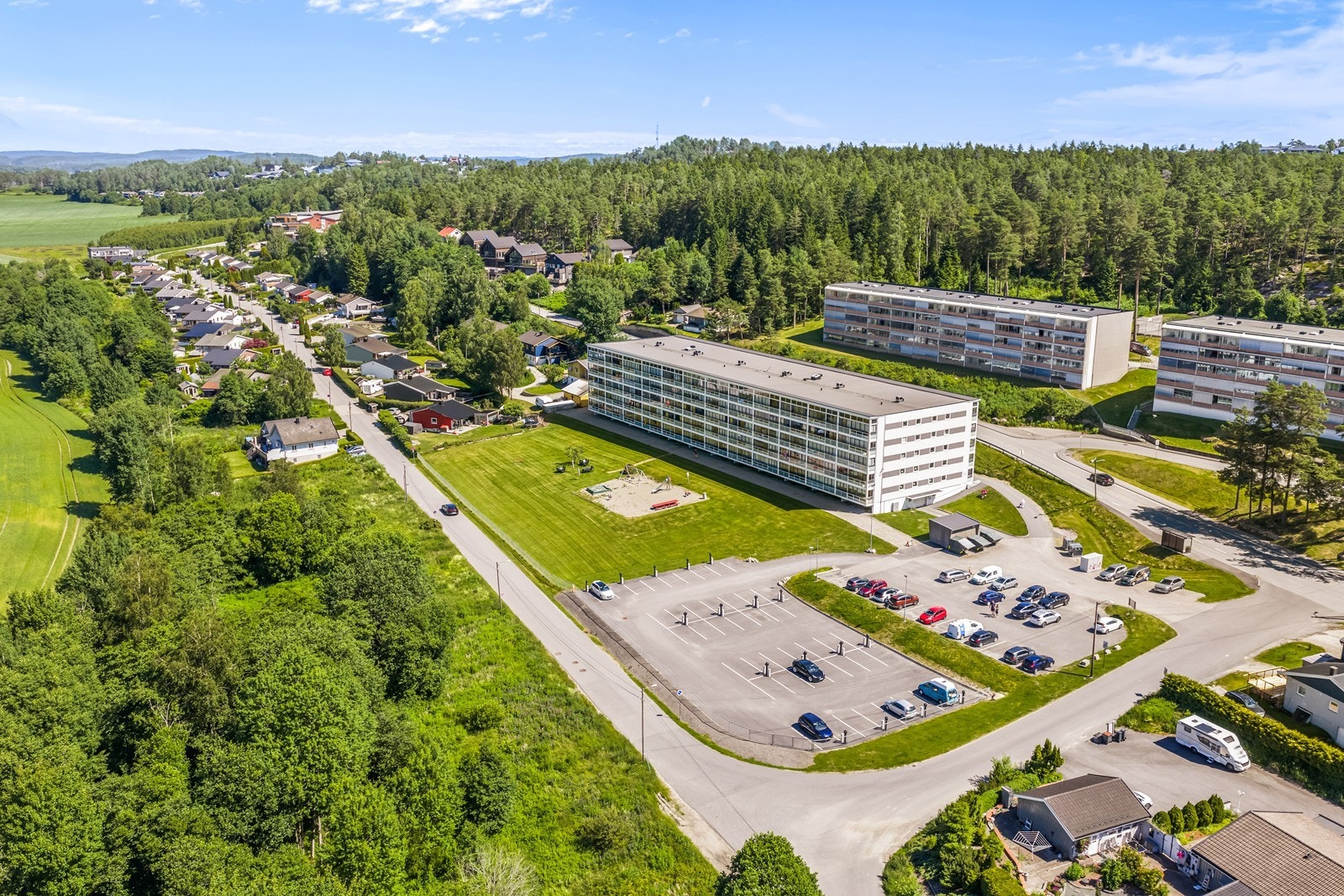 Borettslaget har store, opparbeidede grøntarealer med egen lekeplass. Galleribilde