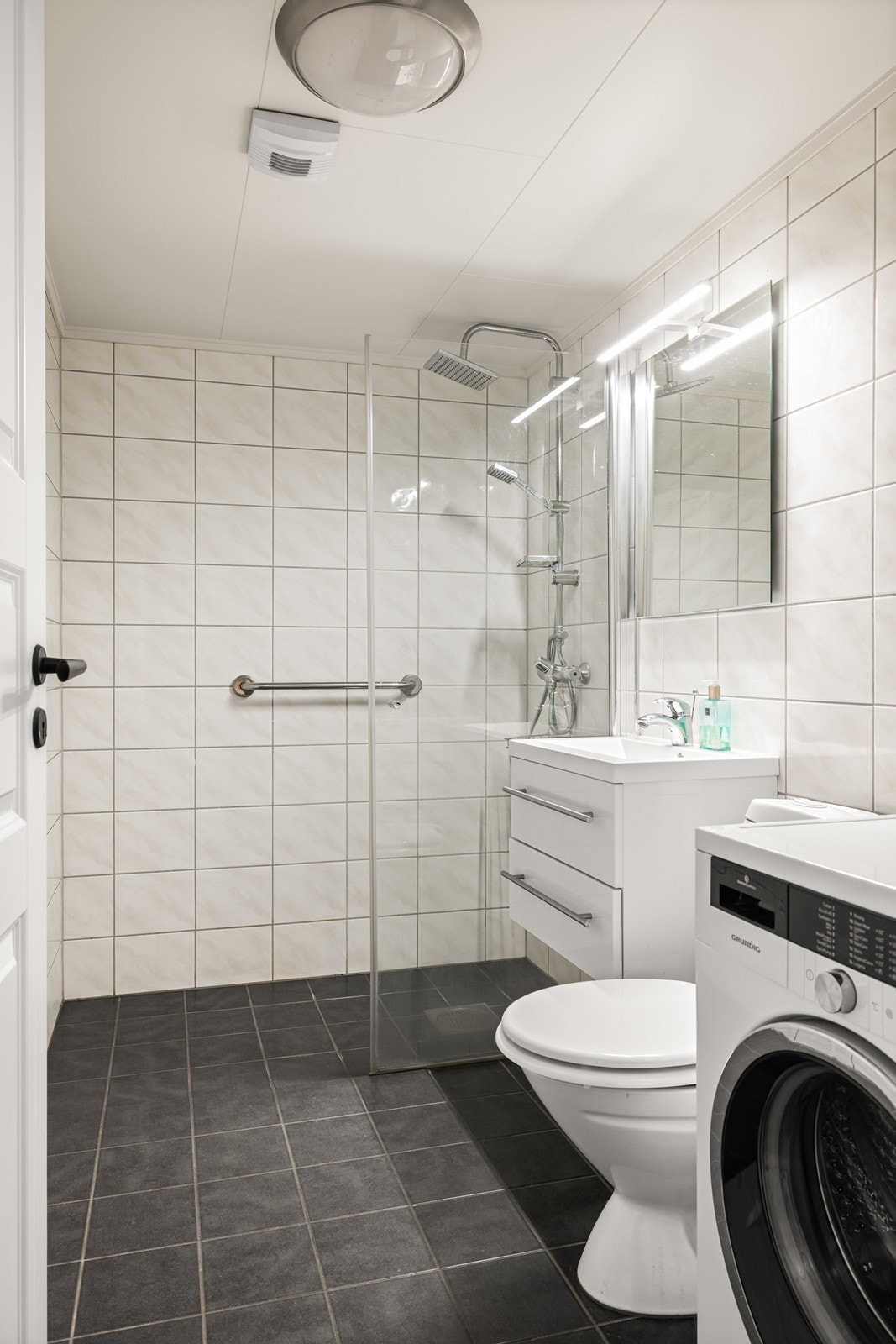 Badet ble rehabilitert i 2013/2014, med flislagt gulv med varmekabler og opplegg for vaskemaskin. Galleribilde