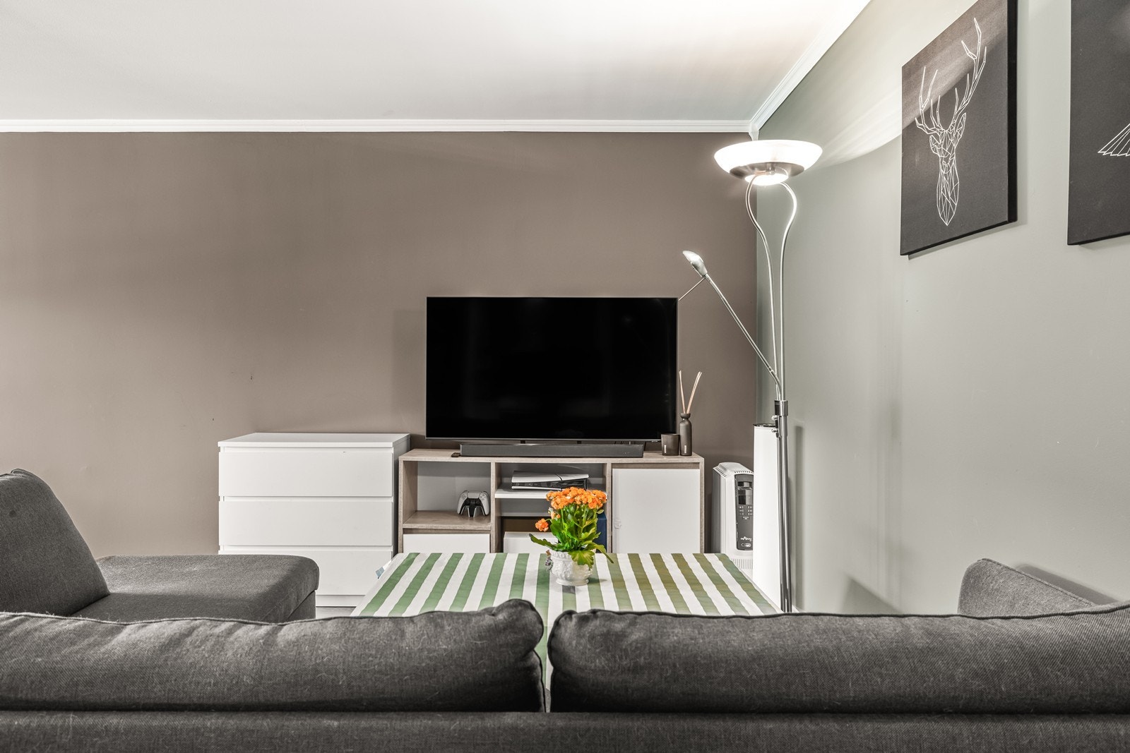 Oppvarming av boligen skjer via elektriske panelovner og varmekabler. Galleribilde