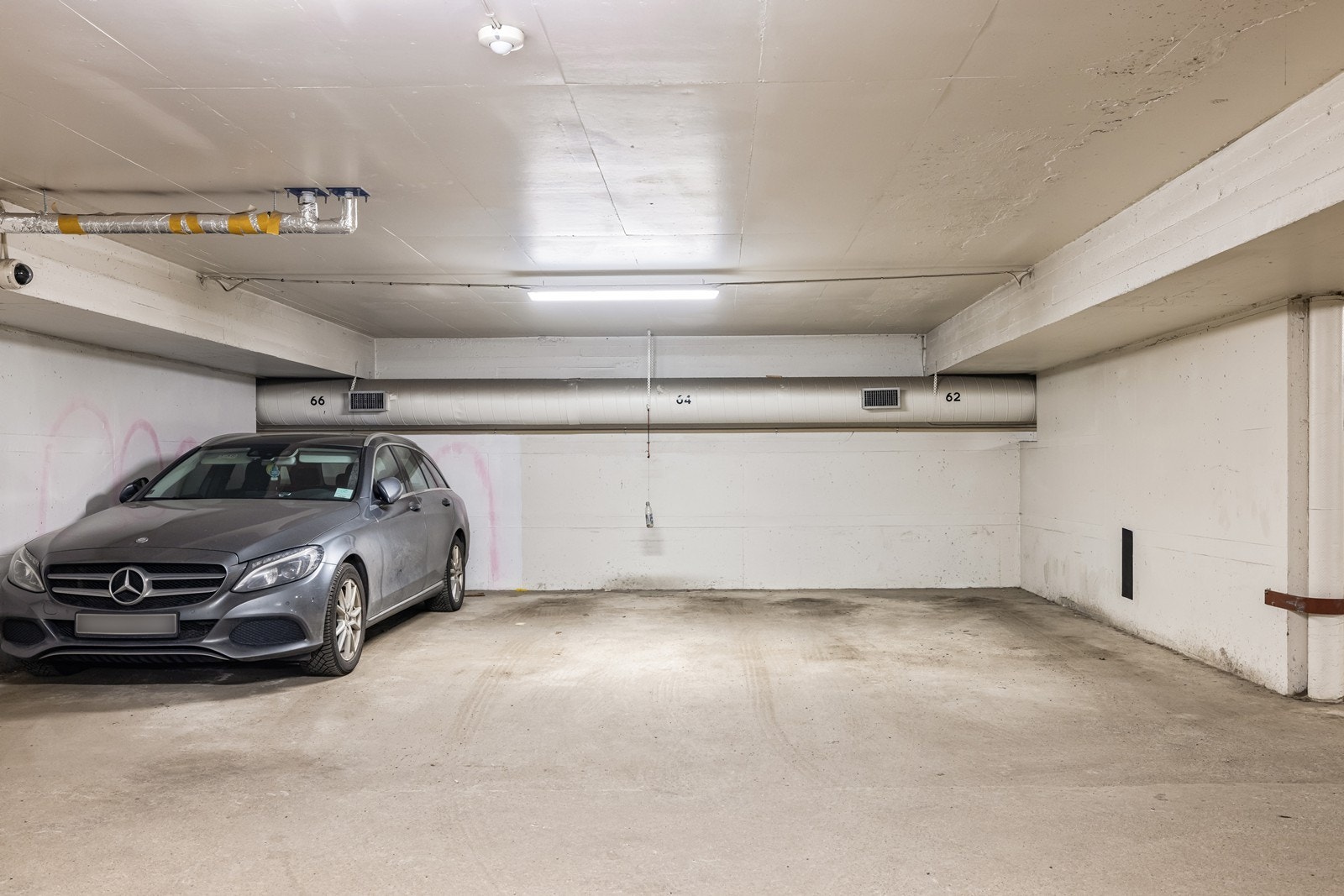 Med leiligheten følger en fast parkeringsplass i felles garasjekjeller. Galleribilde