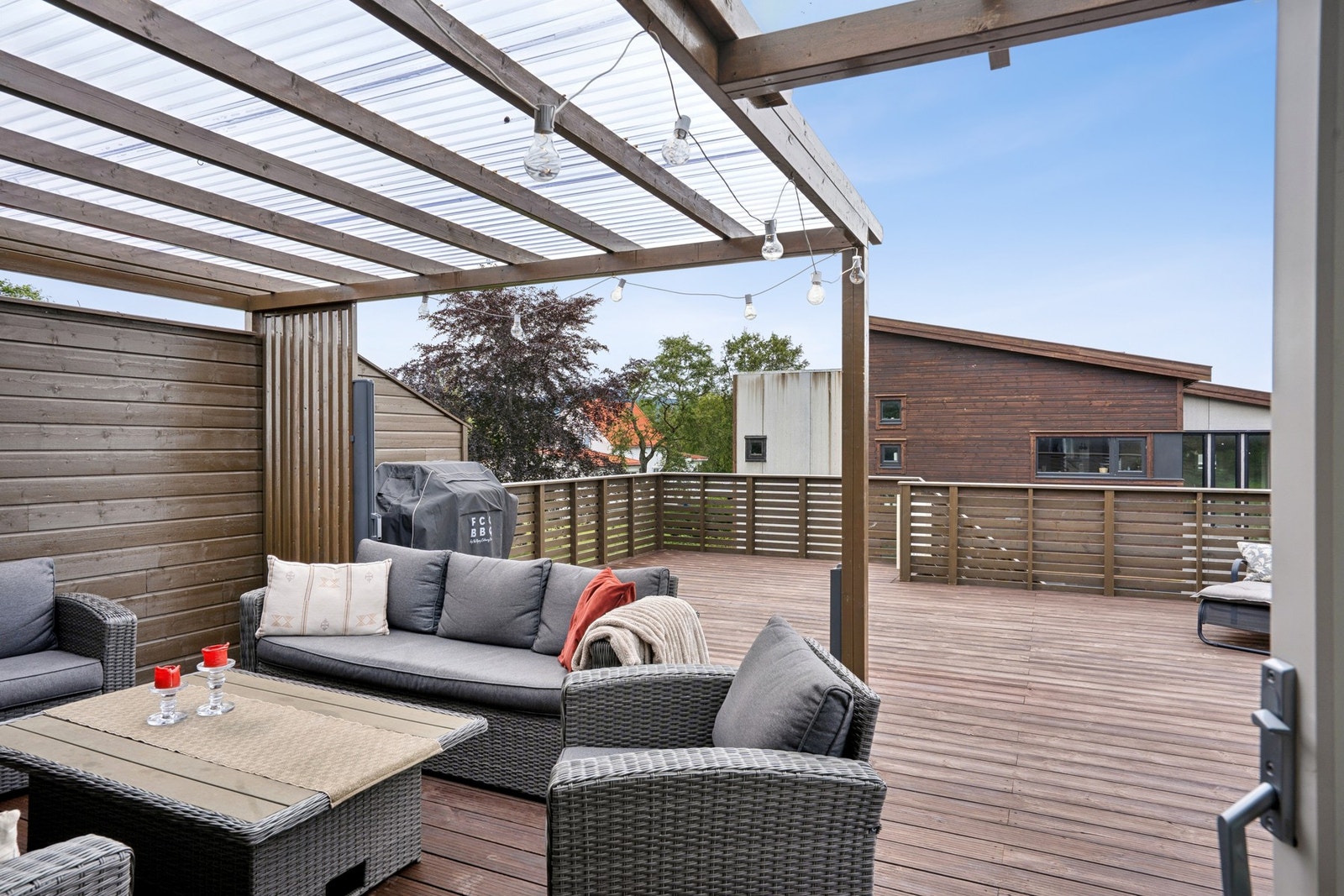 Terrassen har en delvis overbygget sone med pergola, perfekt for sene sommerkvelder. Galleribilde