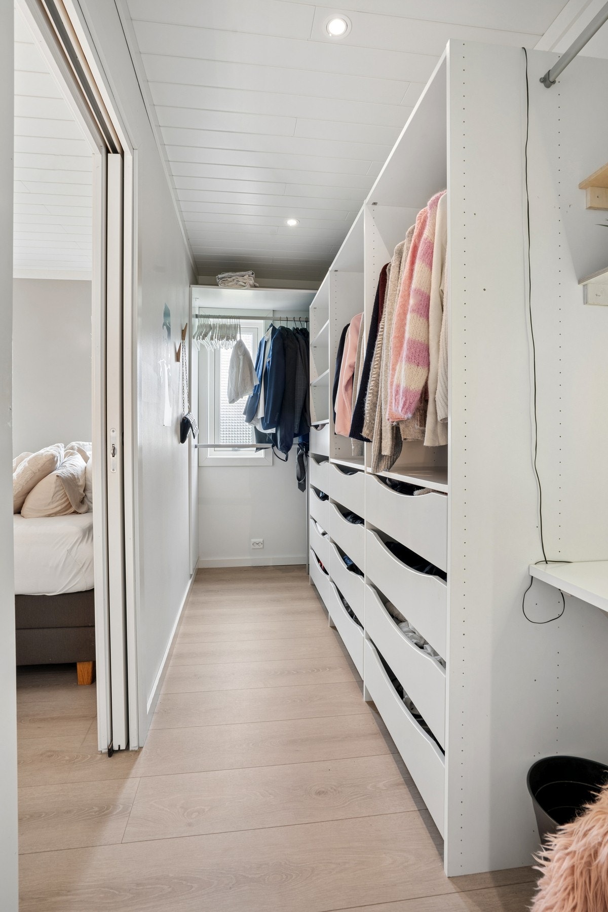 Romslig walk-in-garderobe med smart og arealeffektiv innredning. Galleribilde