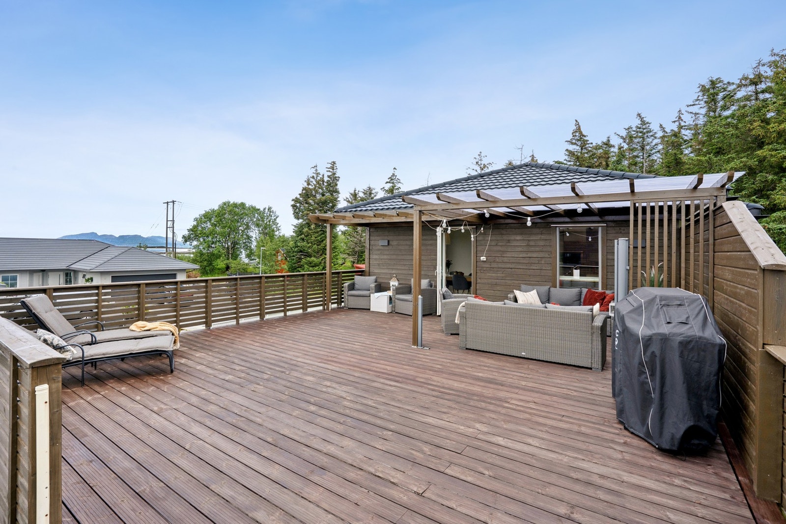 Meget romslig takterrasse med god plass til flere sittegrupper og solsenger. Galleribilde