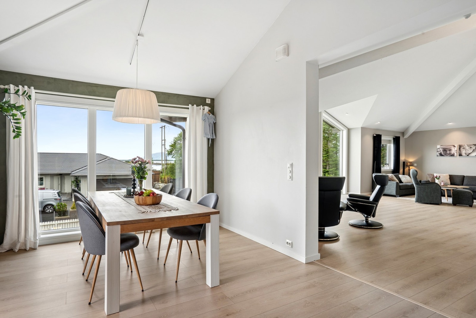 Spisestuen ligger i åpen løsning mot stuen og har plass til et stort spisebord. Galleribilde