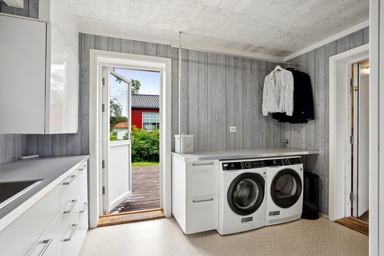 Separat vaskerom med opplegg for vaskemaskin og tørketrommel, samt egen utgang. Galleribilde