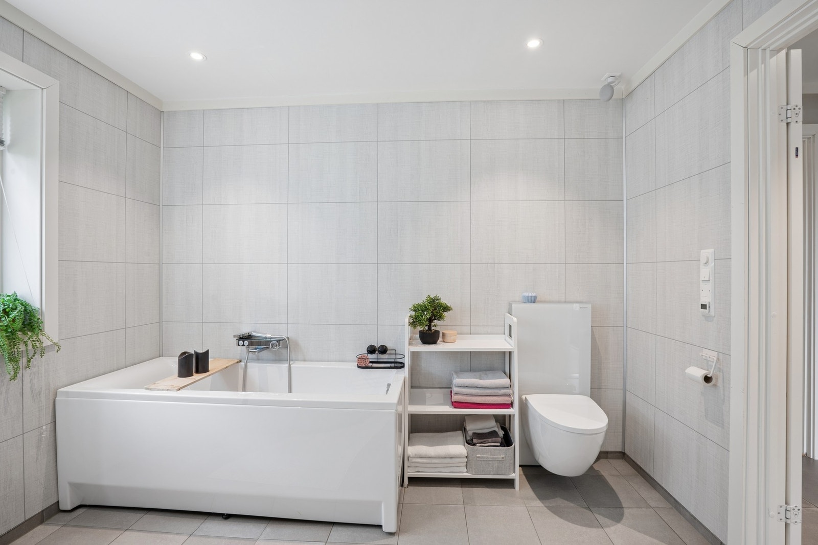 Badet er romslig og har moderne sanitærutstyr. Galleribilde