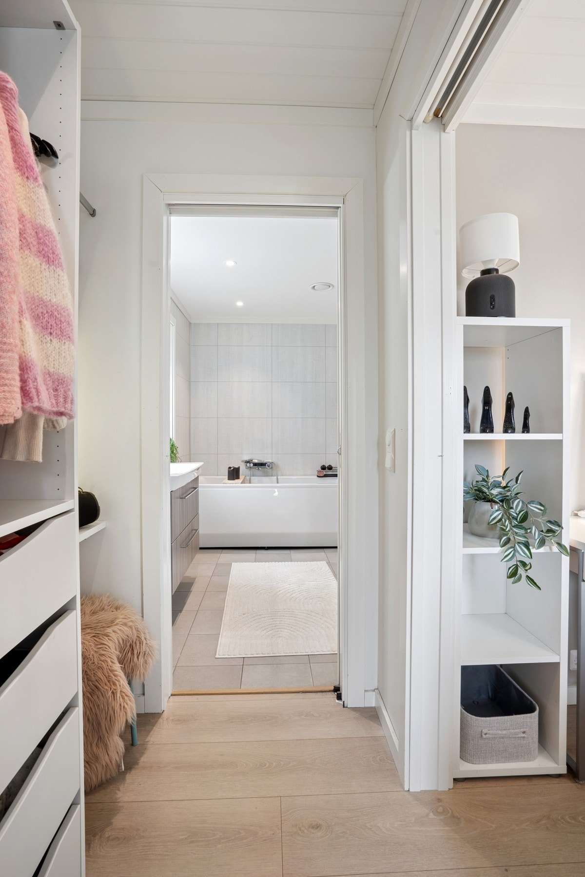 Fra garderoben er det direkte adkomst til hovedbadet. Galleribilde