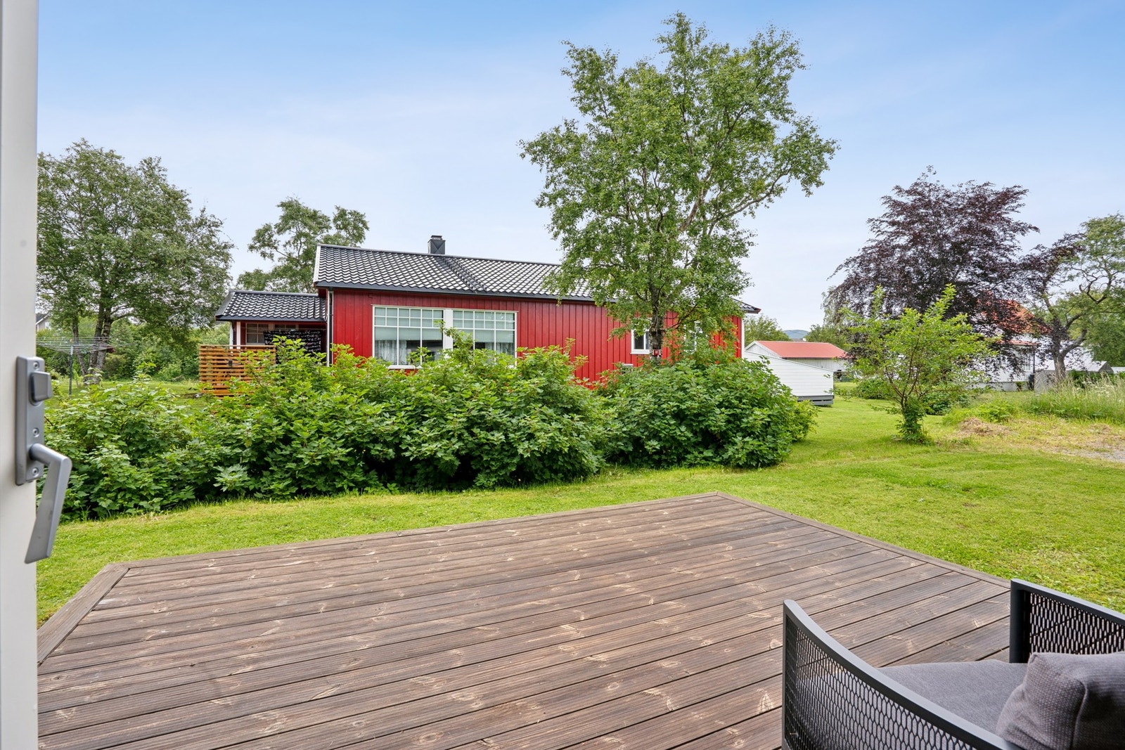 Fra vaskerommet er det utgang til en platting og hagen. Galleribilde