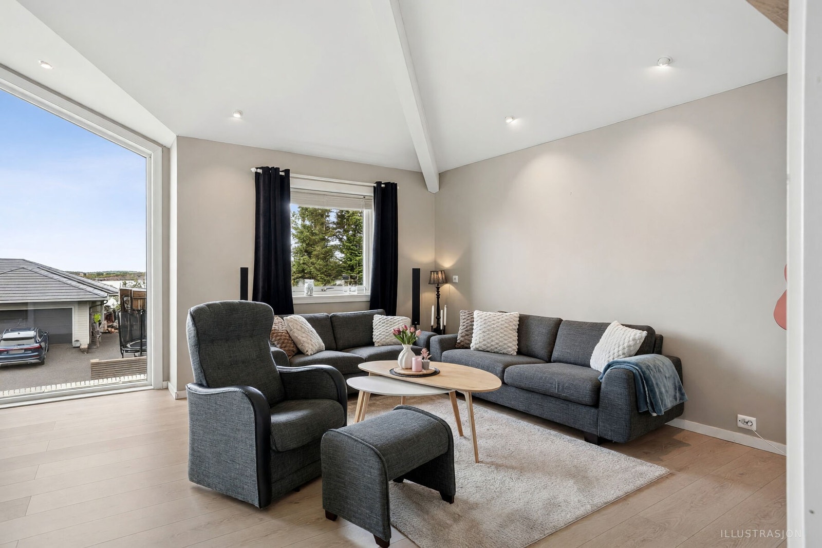 Hovedstuen har god plass til en stor sofagruppe for hele familien. Galleribilde