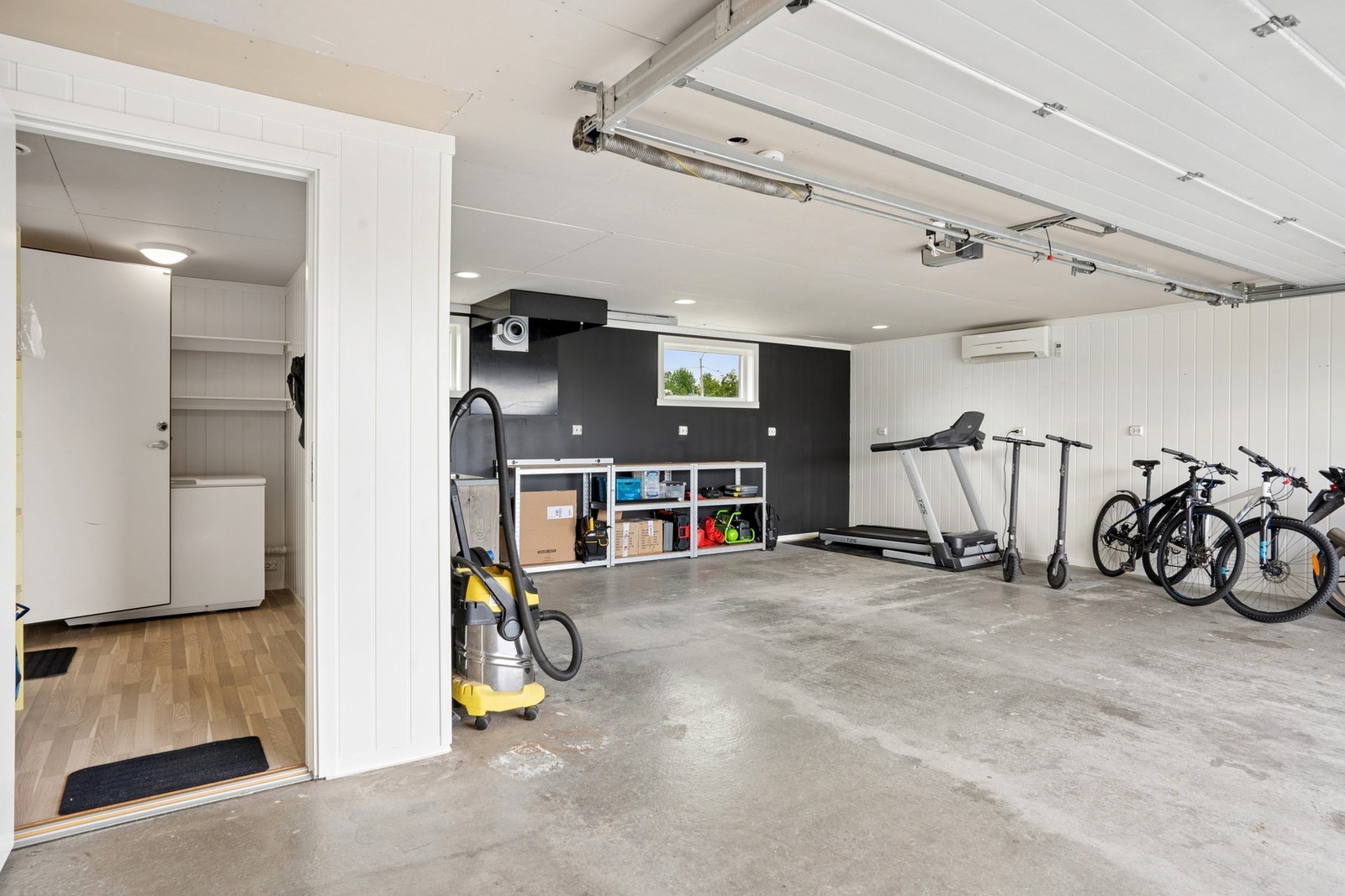 Stor, dobbel garasje med god plass til biler, sykler og oppbevaring. Galleribilde