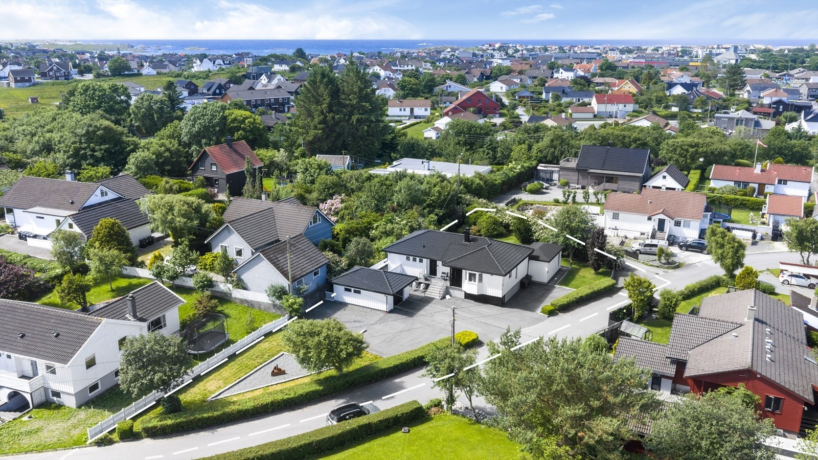 Eiendommen har en pent opparbeidet tomt på hele 1 475,5 kvm inkl. gategrunn Galleribilde