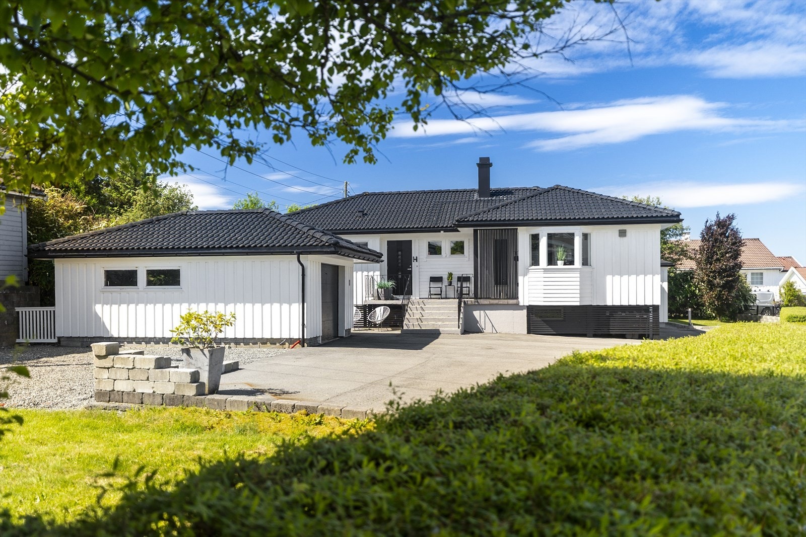Det er gode parkeringsmuligheter i garasje samt i stort, asfaltert gårdsrom Galleribilde