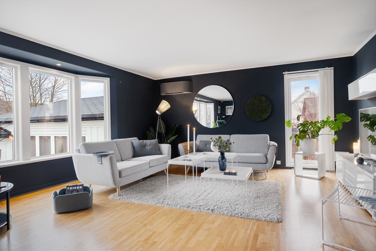 Boligen er gjennomgående holdt i moderne fargevalg på overflatene Galleribilde