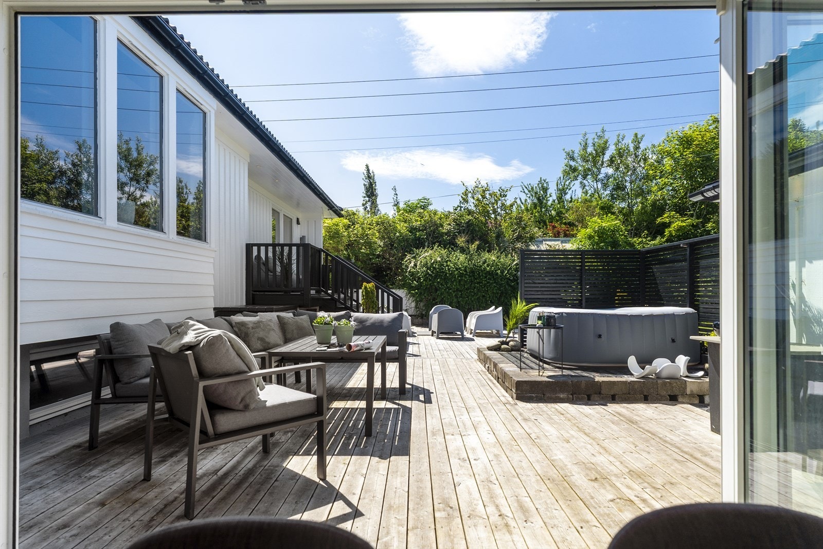 Her får du en stor og usjenert terrasse med god plass til ønsket utemøblement, grill og andre ønskede innredninger Galleribilde