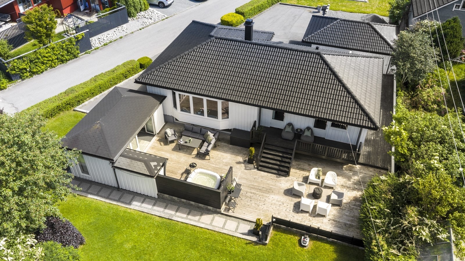 Stølavegen 17 er en velholdt og innholdsrik familiebolig som er innredet over to plan Galleribilde