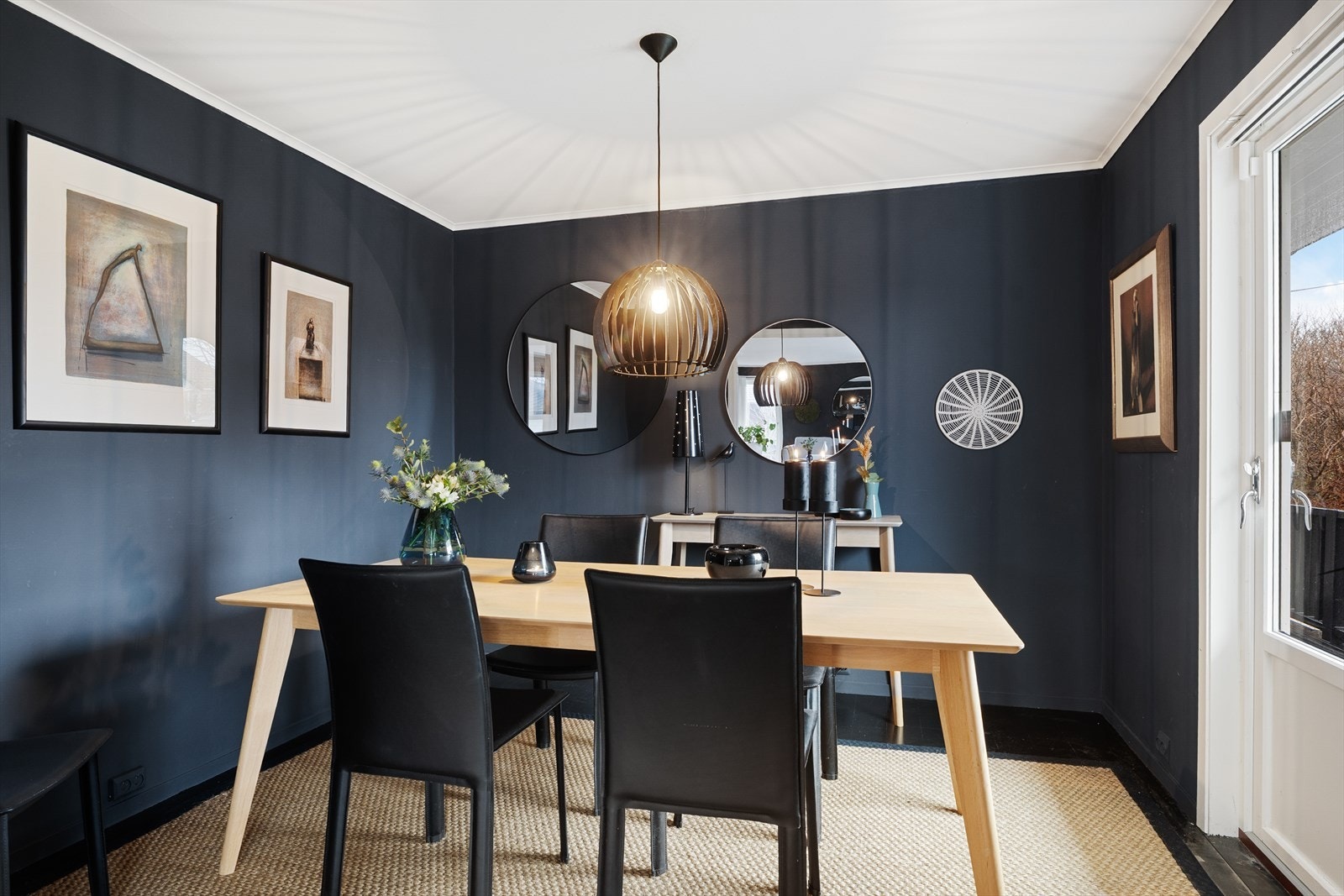 Gled deg til å invitere venner og familie til et bedre måltid samlet rundt spisebordet Galleribilde
