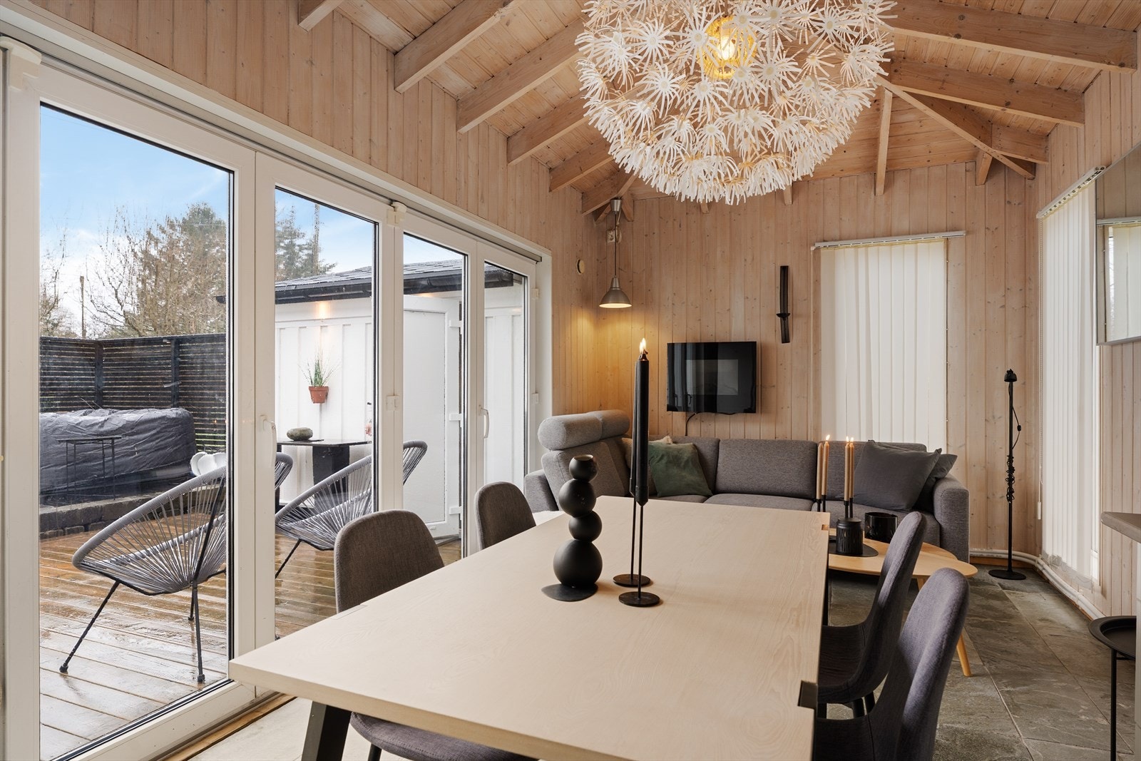 Hagestuen har panel på vegger og i himling - på gulvet er det lagt flott skifer Galleribilde