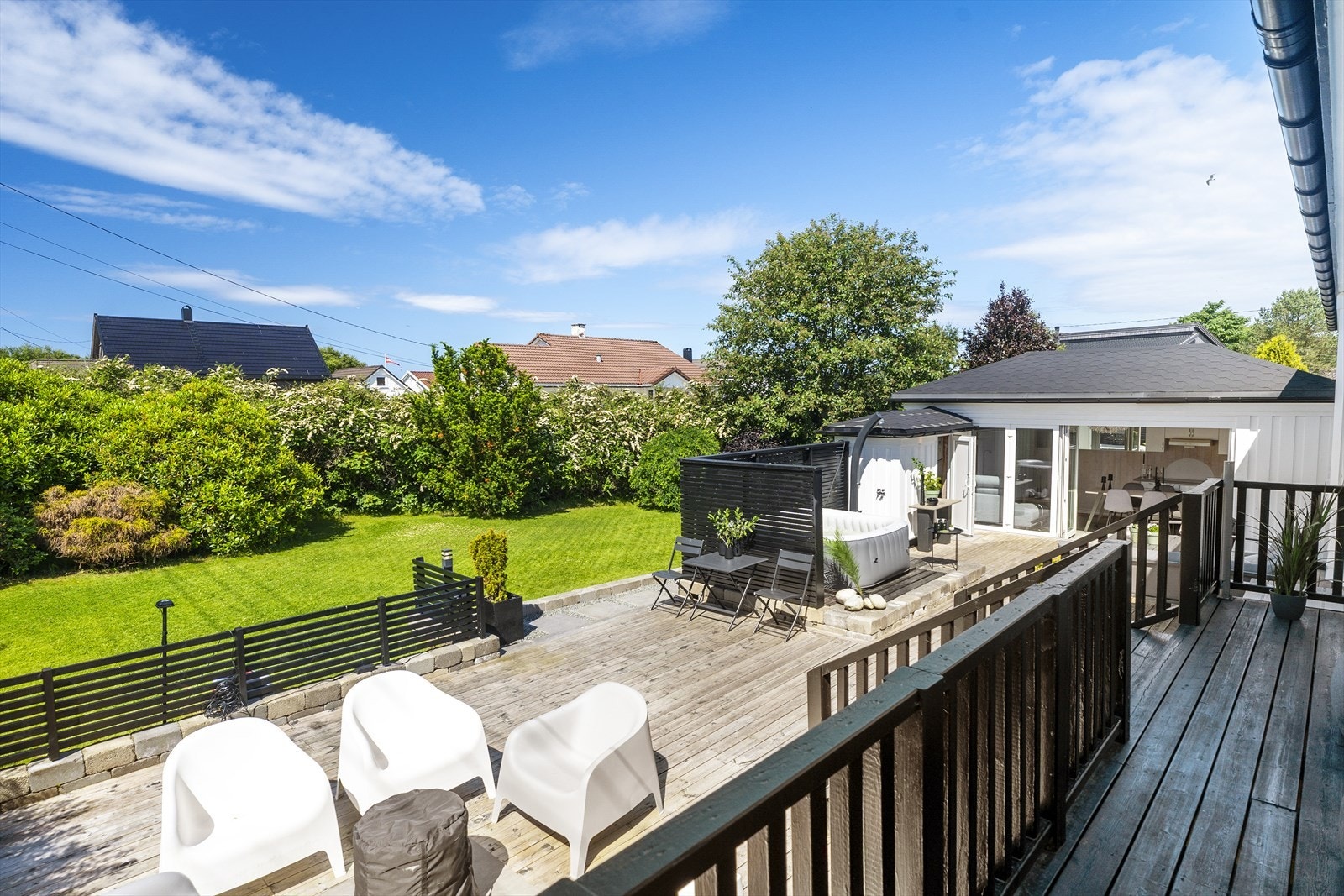 Herlig og tilnærmet helt usjenert uteområde med nydelig hage med stor gressplen, stor terrasse, toalett og fantastisk hagestue Galleribilde