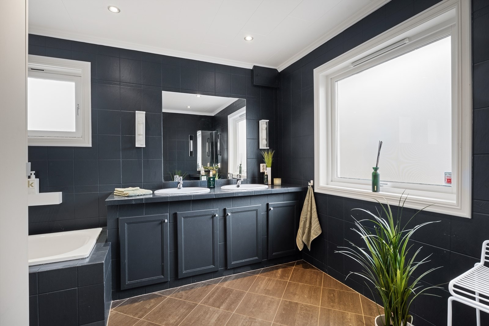 Badet er innredet med stedbygd innredning med dobbel nedfelt servant, innmurt badekar og opplegg for vaskemaskin Galleribilde
