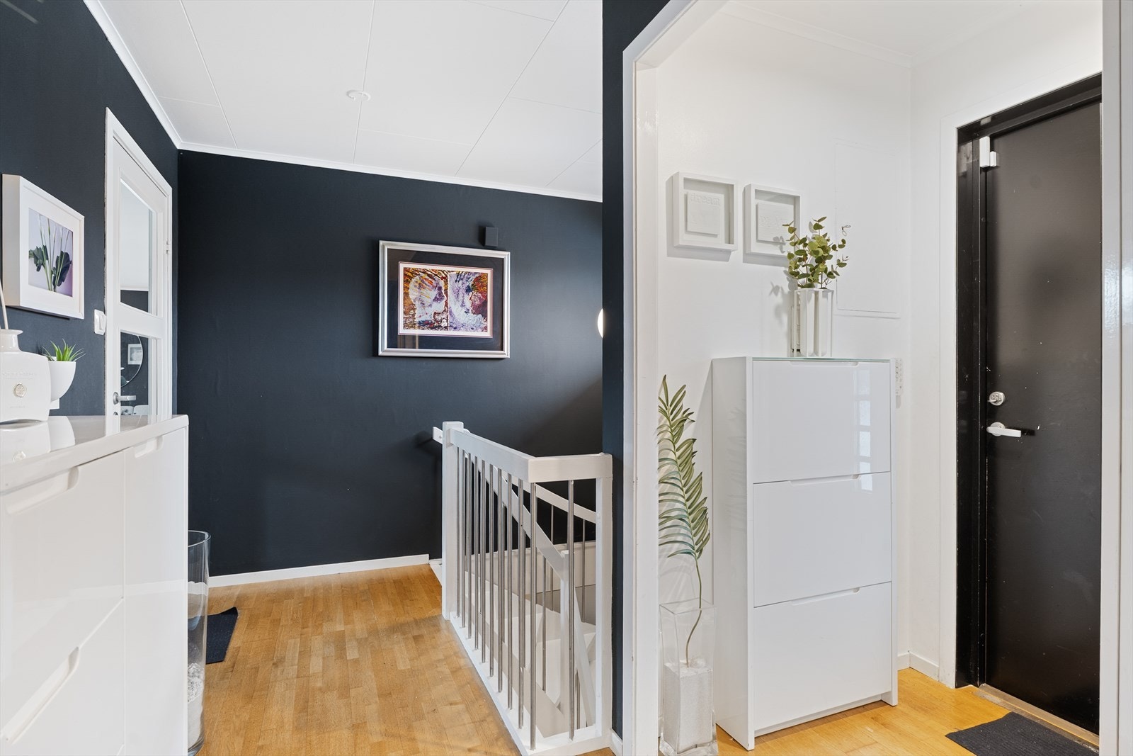En lys og romslig gang ønsker deg velkommen inn Galleribilde