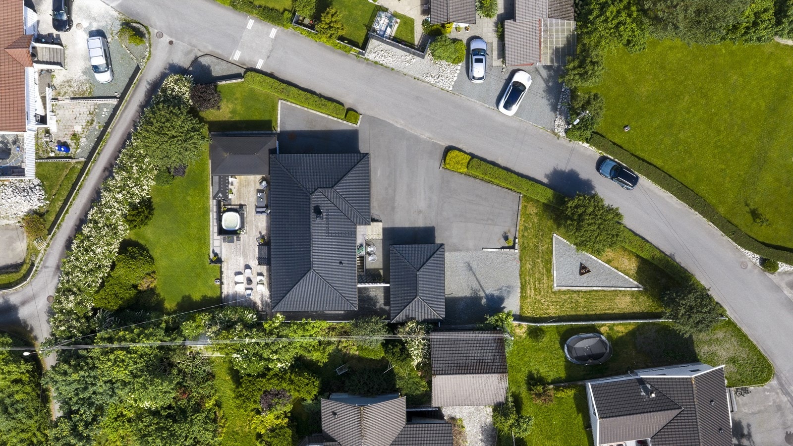Den store tomten byr på rikelig med boltreplass for hele familien Galleribilde