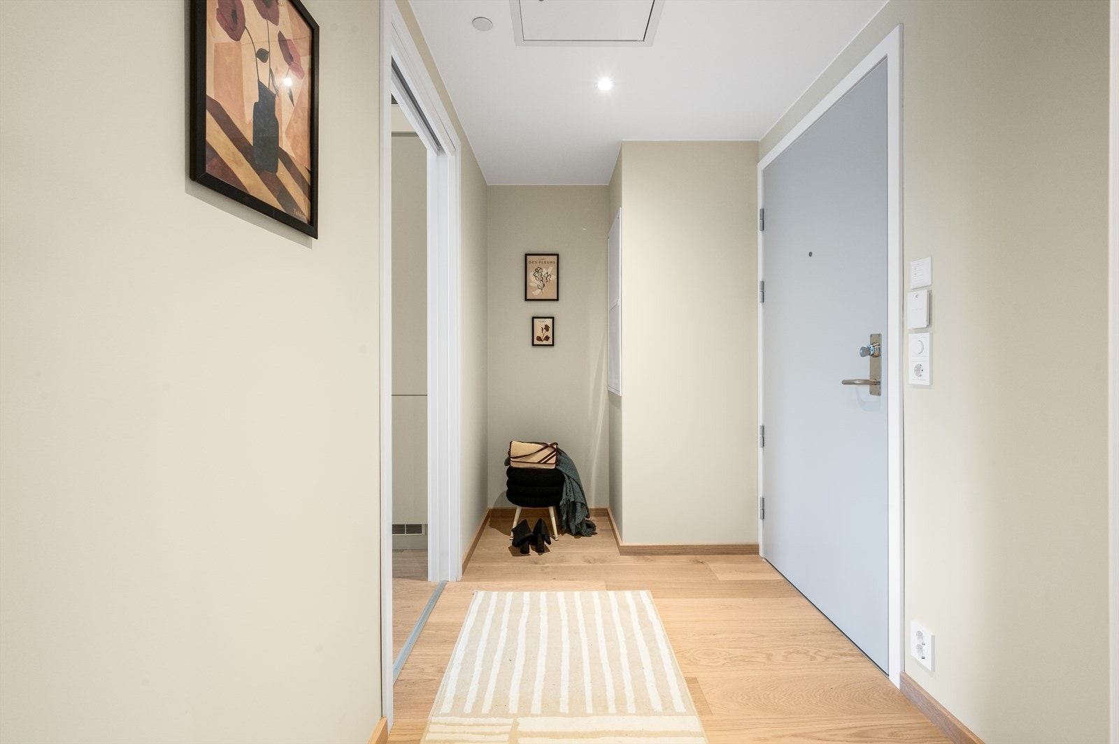 Fin entré m. plass til garderobe, klær og sko. Porttelefon. Heis sikrer god adkomst i bygget. Galleribilde