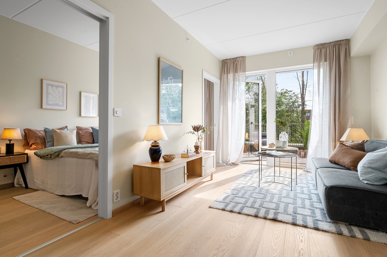 Fin stue m/utgang til ca. 6 kvm sydvestvendt balkong i 4. etg. Screens på hovedvinduet i stuen er inkl, samt klargjort for det på de andre vinduene. Galleribilde