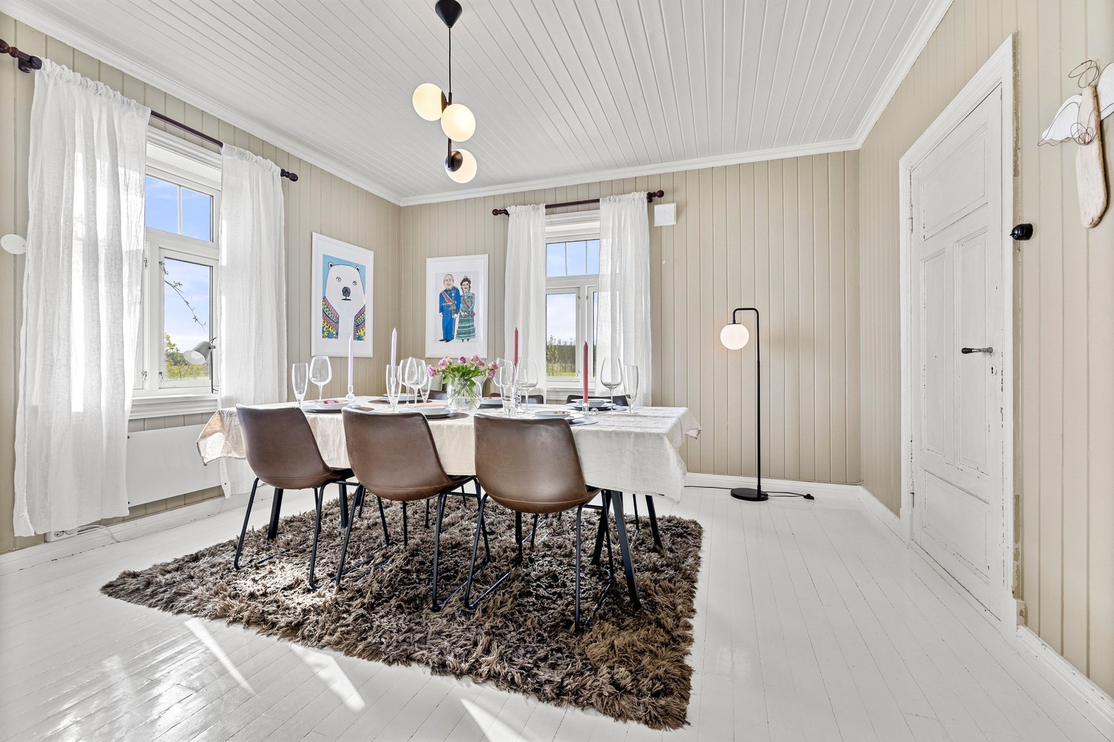 Det største av rommene benyttes i dag som spisestue. Galleribilde