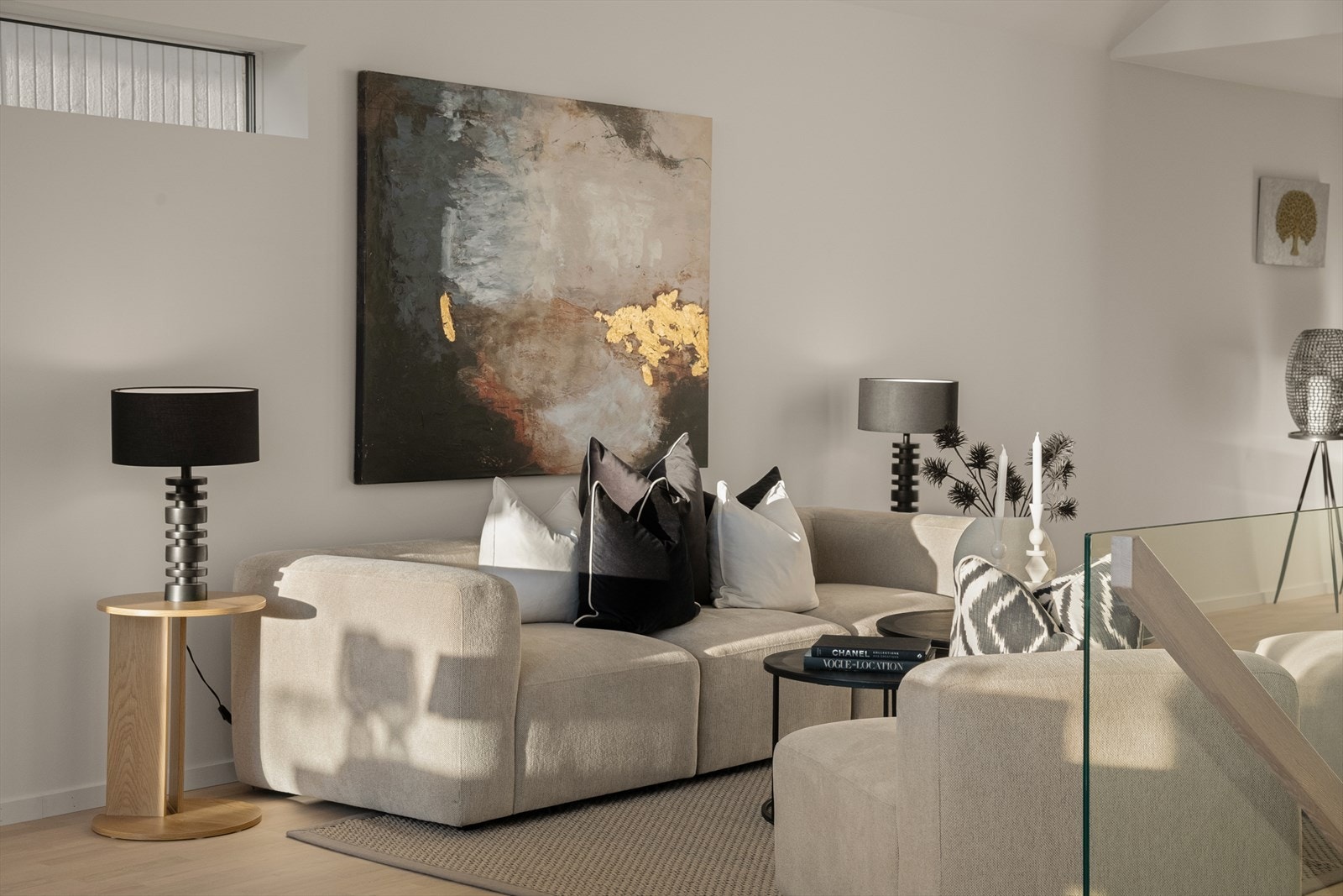 Planløsningen gir stor frihet til å etablere flere soner, både for sofagrupper, lesekrok og langbord. Galleribilde