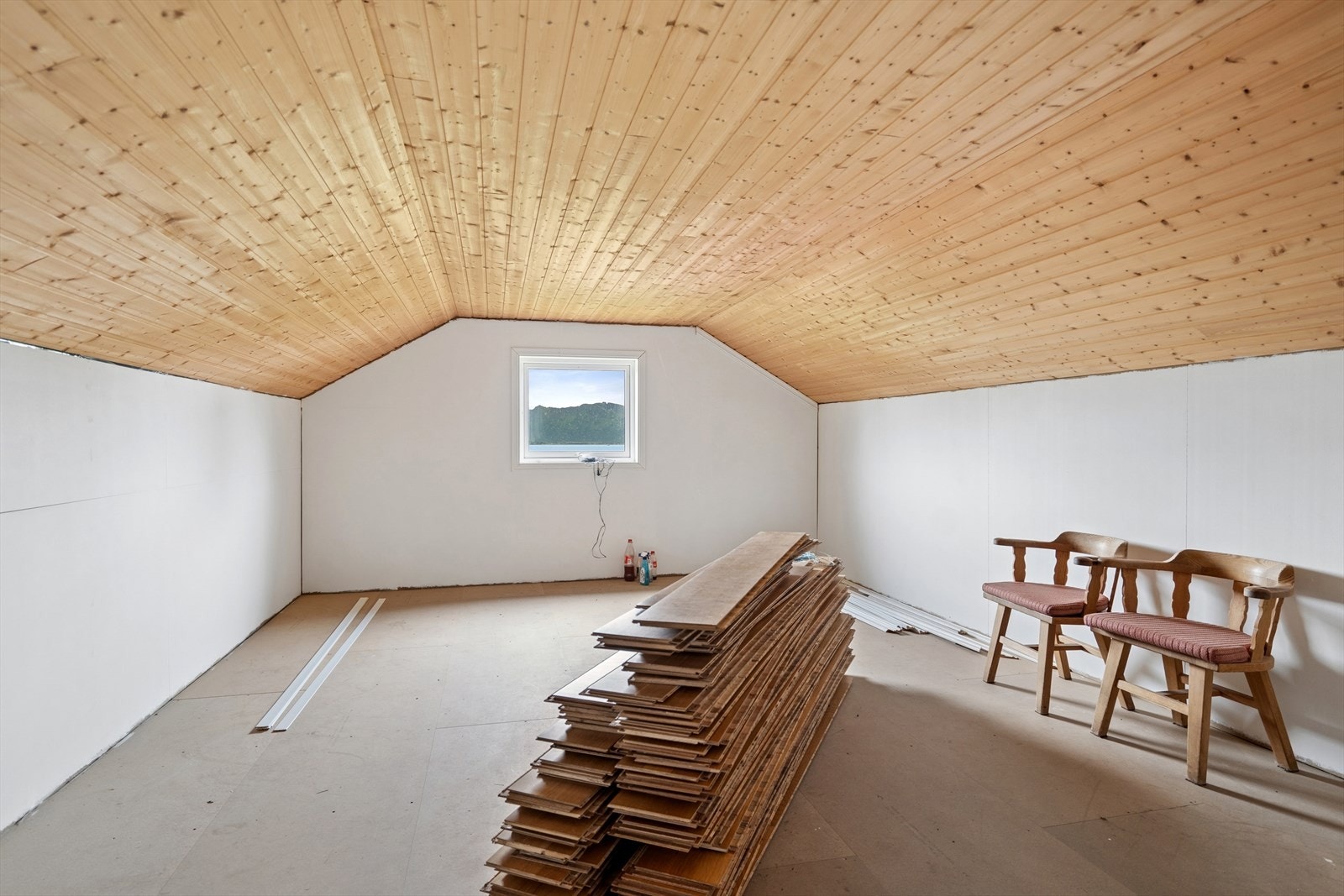Loftsetasjen i garasje/stall-bygget gir ekstra lagrings- og bruksmuligheter. Galleribilde